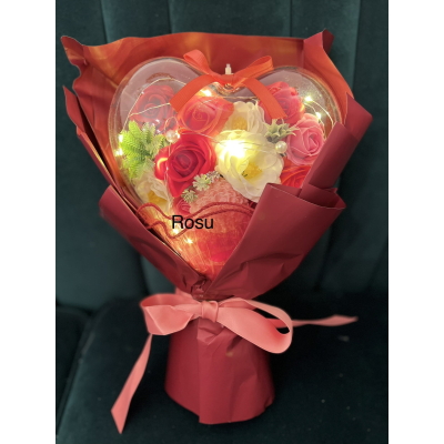 Aranjament in balon de plastic inima cu leduri si flori de sapun cod s1  Rosu