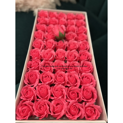 Trandafiri parfumati diametru5 cm cu petale ondulate. Cod Cret Rose red