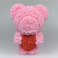 ursulet in picioare din flori 40 cm roz cu inima rosie in cutie cadou