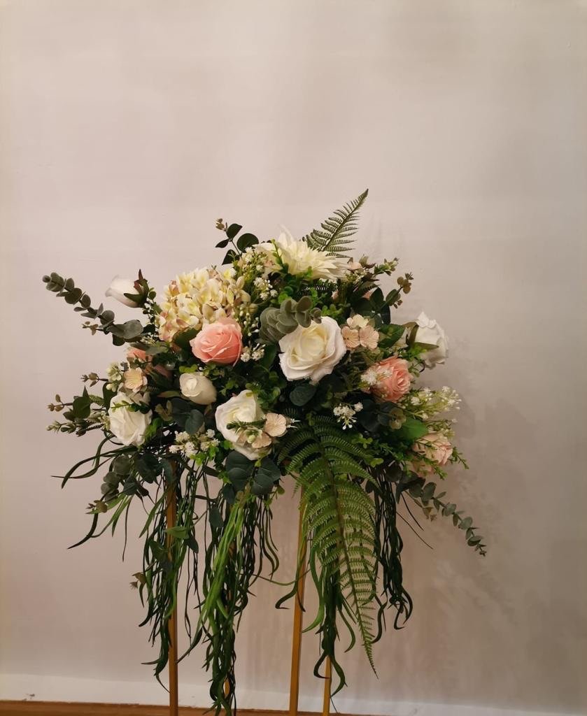 Aranjament flori decoratiuni diametru 30 cm cu verdeata si flori artificiale