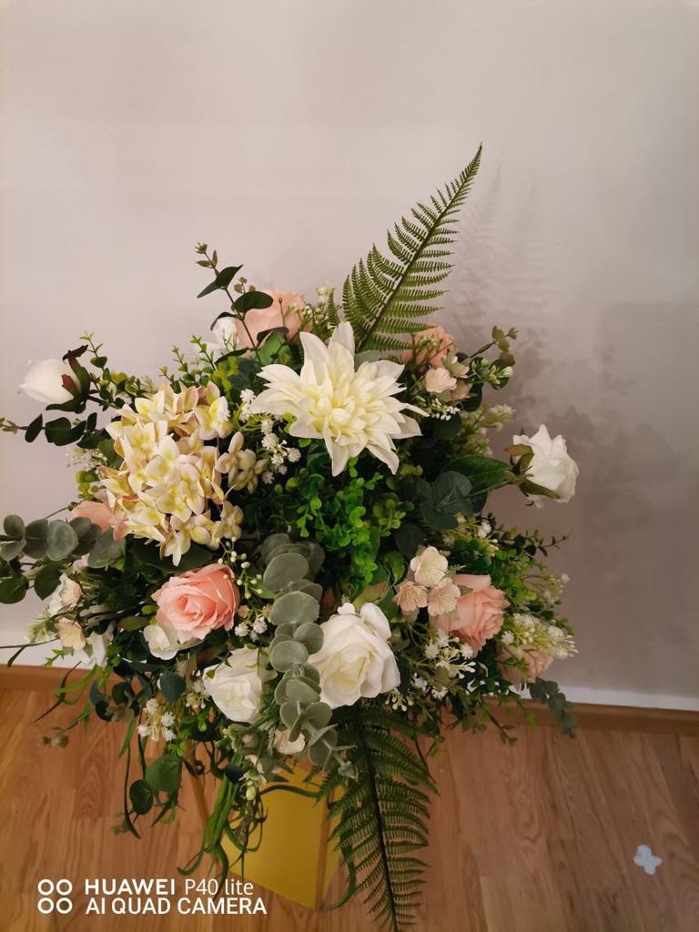 Aranjament decorativ diametru 50 cm cu verdeata si flori artificiale