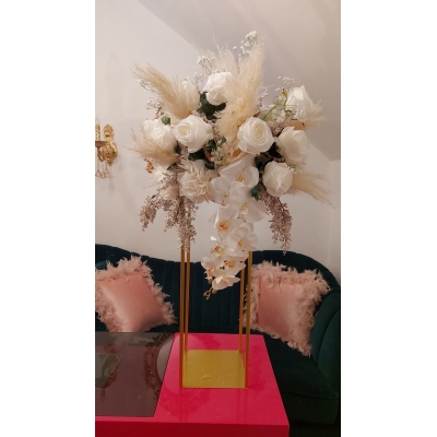 aranjament decorativ cu pampas si flori artificiale albe