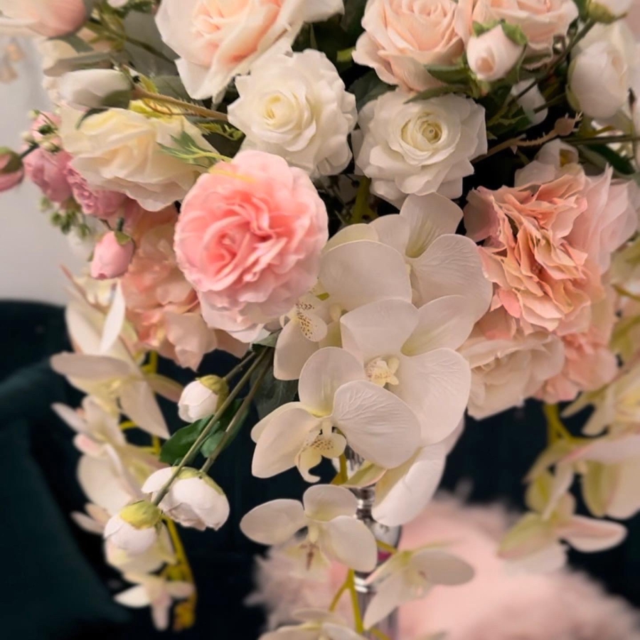 Butoane de flori artificiale de culoarea roz si alb spumant, eventimag