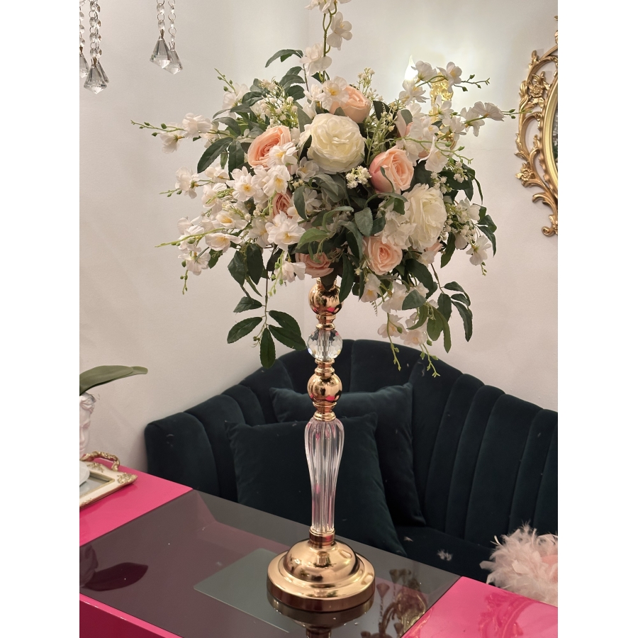 Aranjament diametru 40 cm cu trandafiri Stativ auriu metalic pentru decor, amenajat cu un buchet de flori