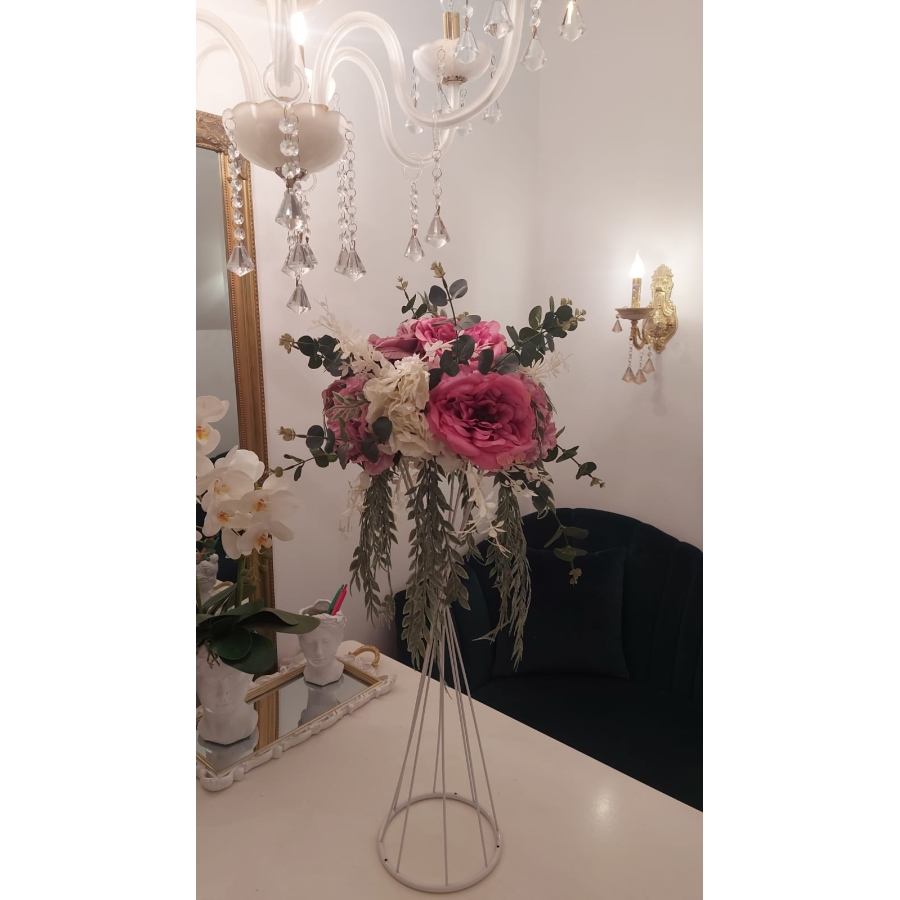 Aranjament floral curgator cu hortensie, eucalipt si trandafiri
