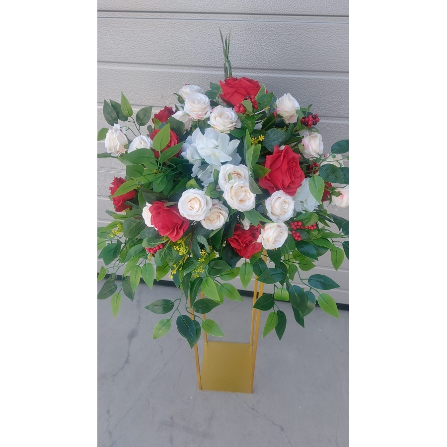 Aranjament floral cu ruscus si trandafiri rosii