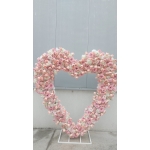 Arcada inima decorata cu flori roz